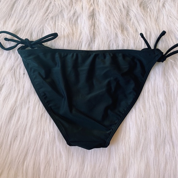 Bikini - Picture 3 of 6